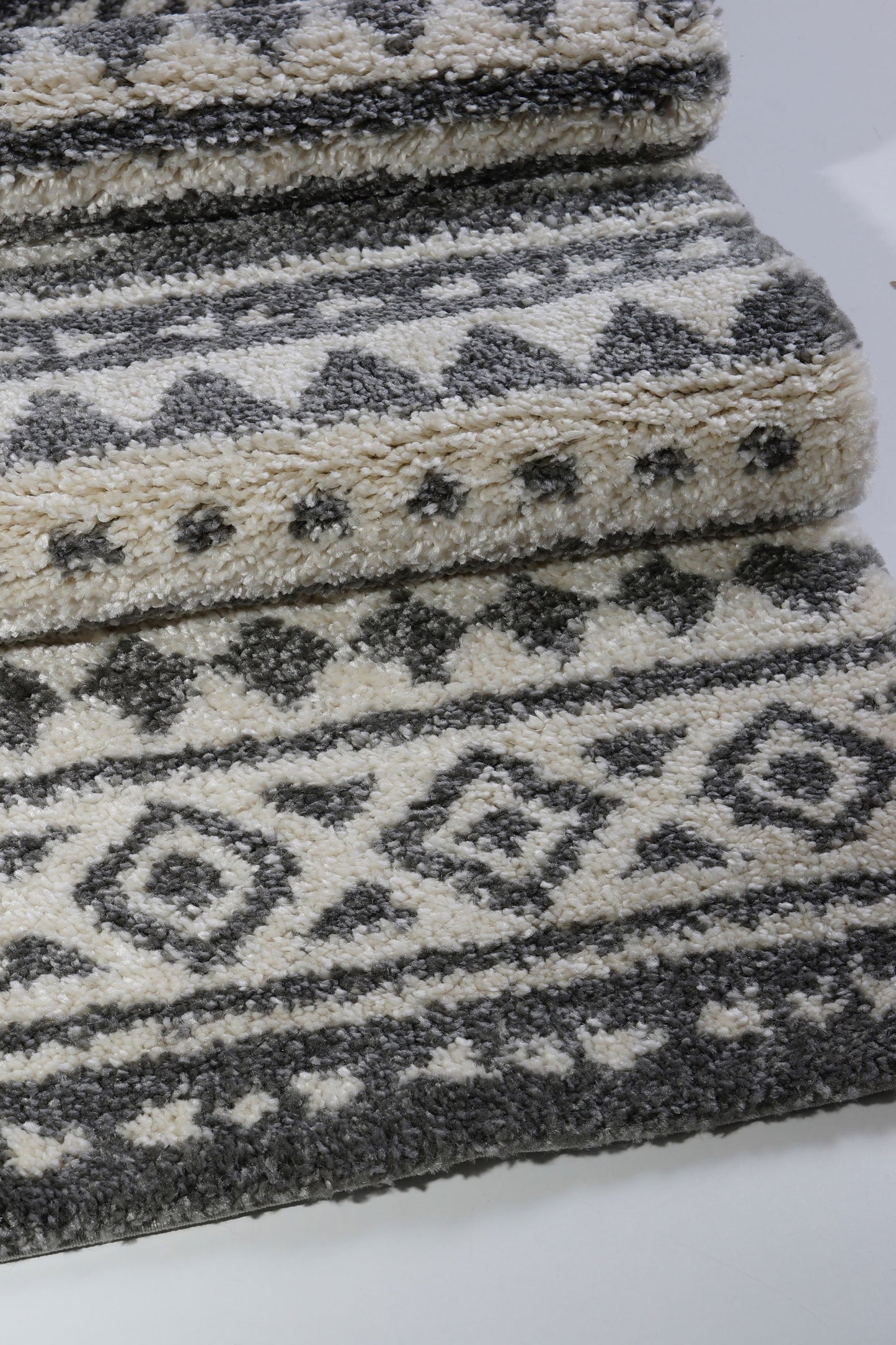 Damask Trellis Gray Ivory Shaggy Area Rug -