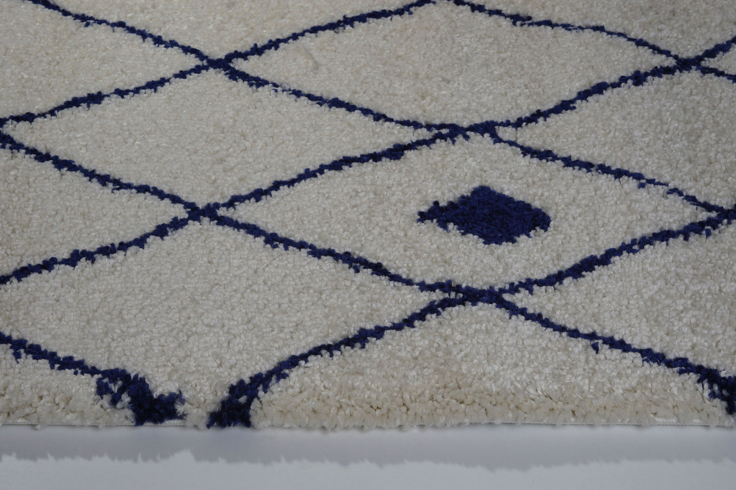 Victoria Trellis Ivory Navy Blue Shaggy Area Rug -