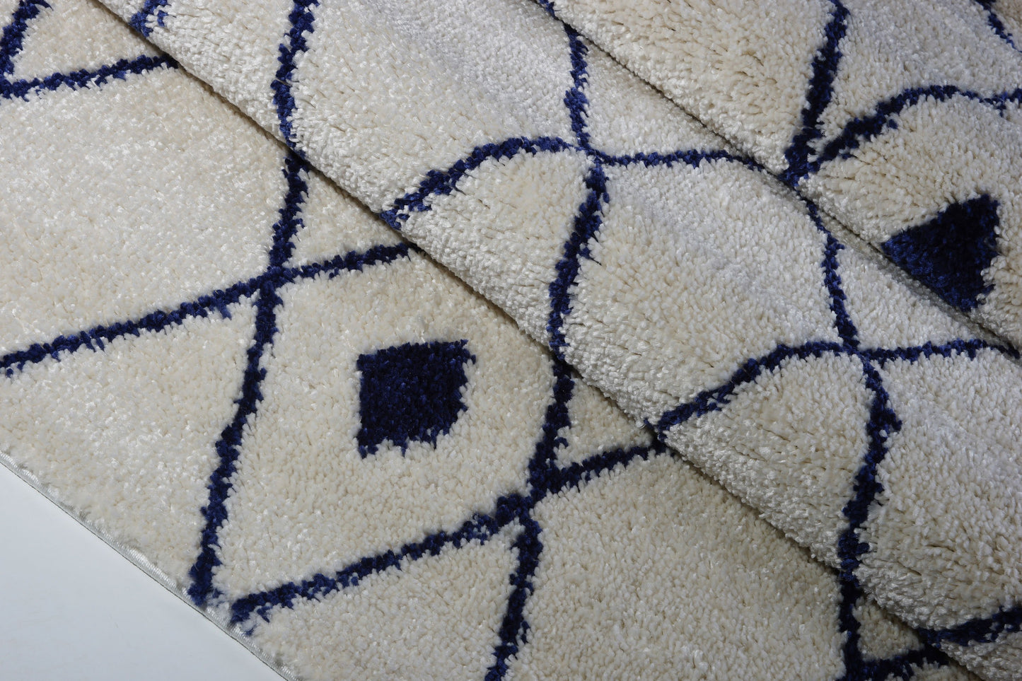 Victoria Trellis Ivory Navy Blue Shaggy Area Rug -